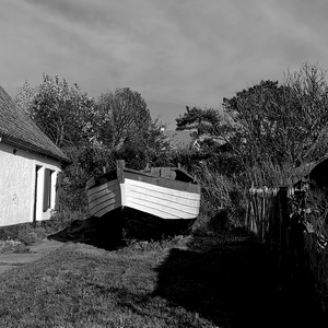 Barque au fond d'un jardin à côté d'une maison de pêcheur en nor et blanc - France  - collection de photos clin d'oeil, catégorie paysages